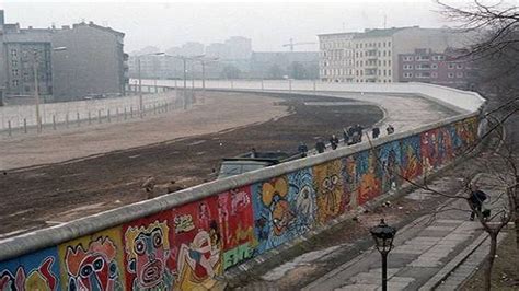 poppen in berlin wall